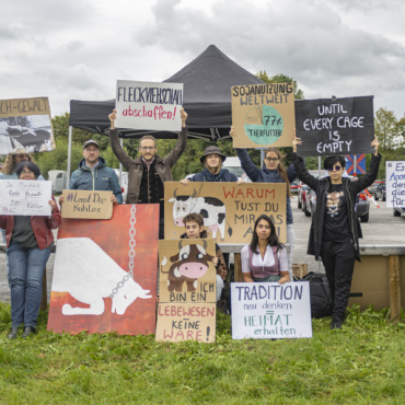 Animal Rights Watch protestierte am vergangenen Samstag gegen die Großveranstaltung “Deutsche Fleckviehschau” in Miesbach